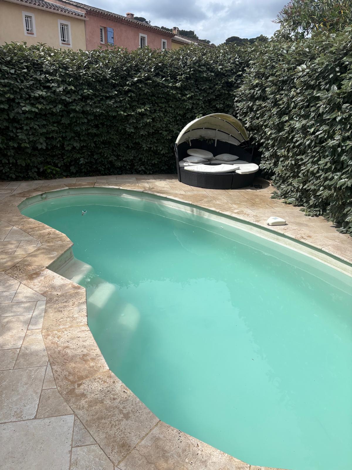 Piscine à l’eau trouble avant l’intervention Aquapool