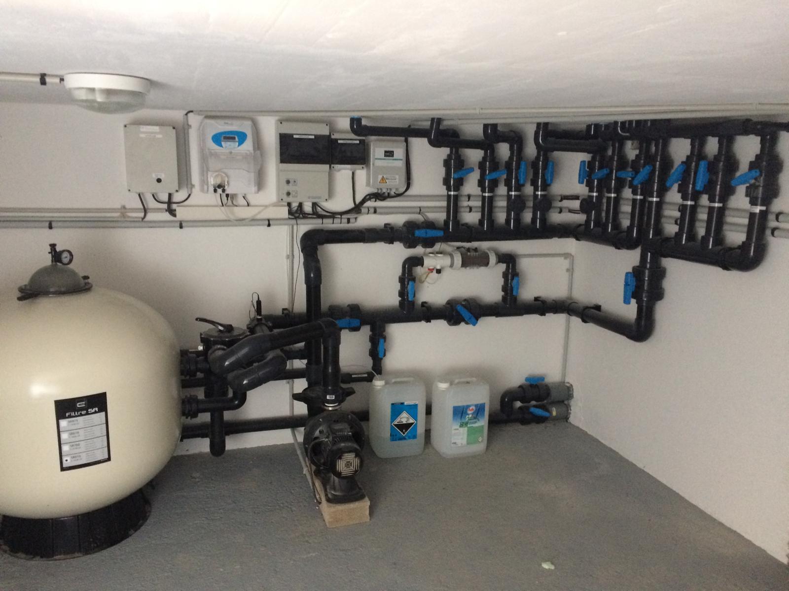 Local technique de piscine avec filtration et vannes