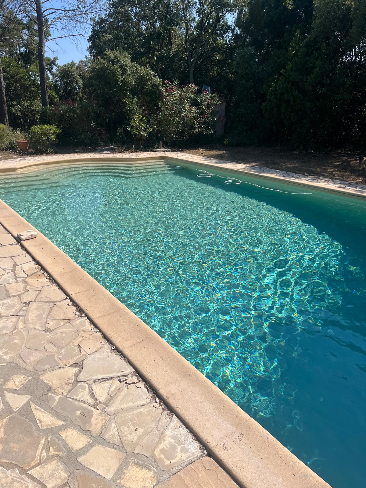 Grande piscine familiale suivie par Aquapool