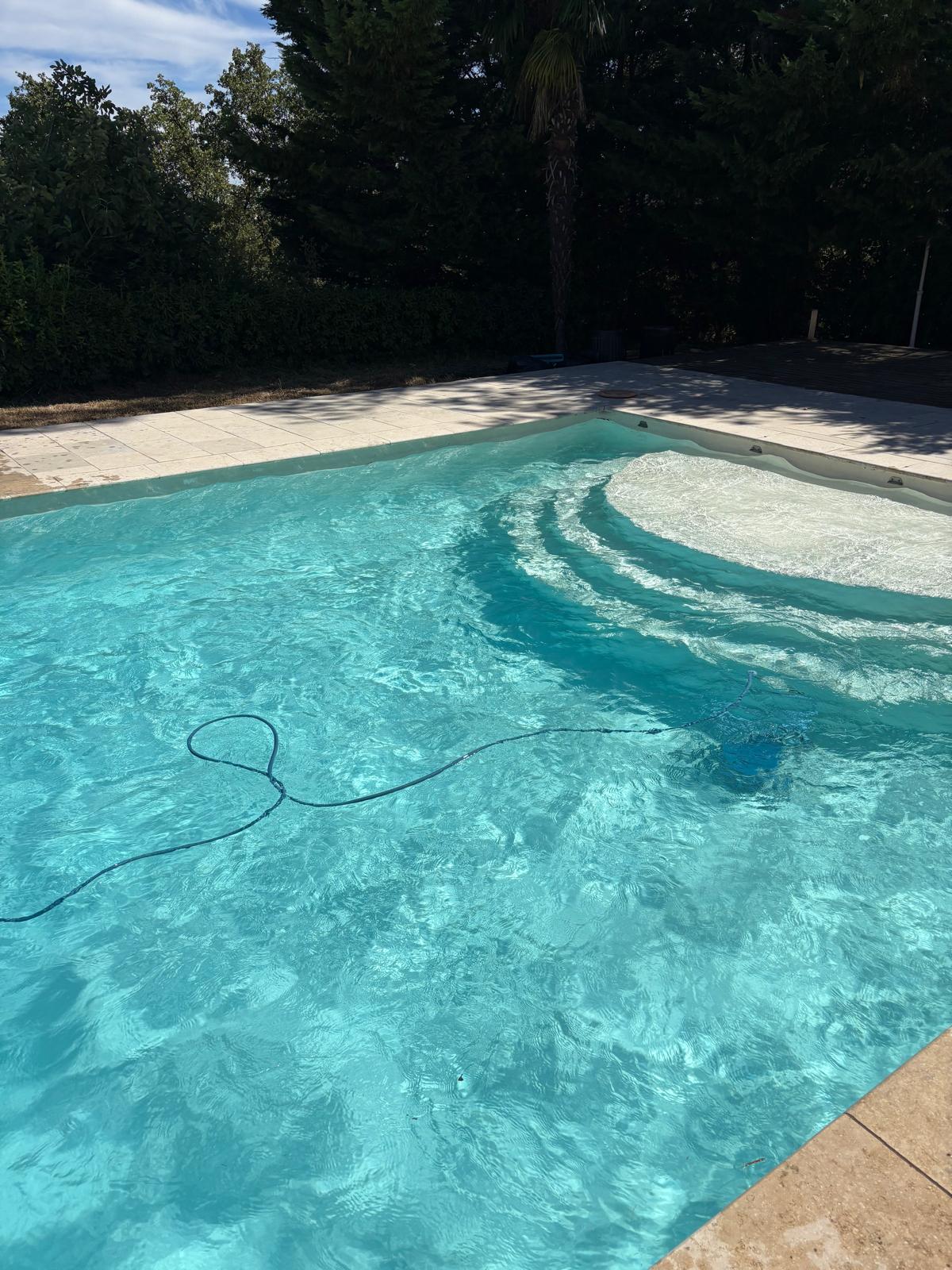 Piscine de forme libre entretenue par Aquapool